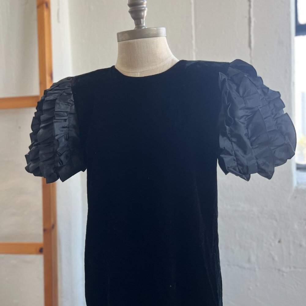 Vintage 80s velveteen black dress / puff sleeves. Jeannene Booher, Maggy London